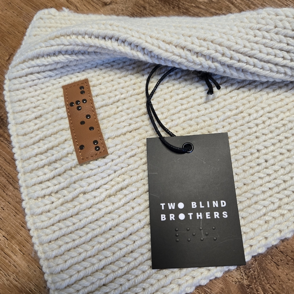 NWT! Two Blind Brothers Elegant Cream Knit Scarf - Picture 2 of 5